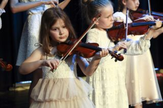 Magia Muzyki to spektakl taneczny, wokalny i instrumentalny przygotowany przez uczestników pracowni nauki gry na skrzypcach i pianinie, nauki śpiewu oraz tańca, prezentujący tegoroczne osiągnięcia uczestników wymienionych pracowni.