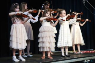 Magia Muzyki to spektakl taneczny, wokalny i instrumentalny przygotowany przez uczestników pracowni nauki gry na skrzypcach i pianinie, nauki śpiewu oraz tańca, prezentujący tegoroczne osiągnięcia uczestników wymienionych pracowni.