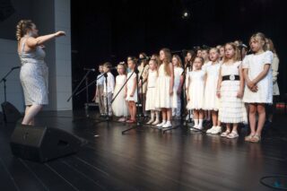 Magia Muzyki to spektakl taneczny, wokalny i instrumentalny przygotowany przez uczestników pracowni nauki gry na skrzypcach i pianinie, nauki śpiewu oraz tańca, prezentujący tegoroczne osiągnięcia uczestników wymienionych pracowni.