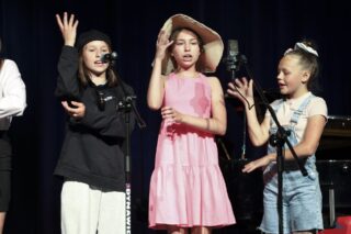 Magia Muzyki to spektakl taneczny, wokalny i instrumentalny przygotowany przez uczestników pracowni nauki gry na skrzypcach i pianinie, nauki śpiewu oraz tańca, prezentujący tegoroczne osiągnięcia uczestników wymienionych pracowni.