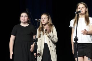 Magia Muzyki to spektakl taneczny, wokalny i instrumentalny przygotowany przez uczestników pracowni nauki gry na skrzypcach i pianinie, nauki śpiewu oraz tańca, prezentujący tegoroczne osiągnięcia uczestników wymienionych pracowni.