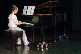 Magia Muzyki to spektakl taneczny, wokalny i instrumentalny przygotowany przez uczestników pracowni nauki gry na skrzypcach i pianinie, nauki śpiewu oraz tańca, prezentujący tegoroczne osiągnięcia uczestników wymienionych pracowni.