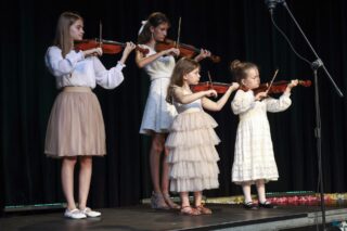 Magia Muzyki to spektakl taneczny, wokalny i instrumentalny przygotowany przez uczestników pracowni nauki gry na skrzypcach i pianinie, nauki śpiewu oraz tańca, prezentujący tegoroczne osiągnięcia uczestników wymienionych pracowni.