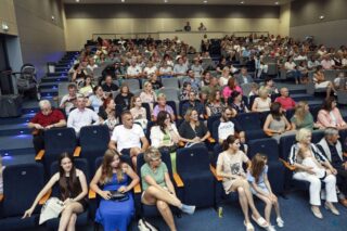 Magia Muzyki to spektakl taneczny, wokalny i instrumentalny przygotowany przez uczestników pracowni nauki gry na skrzypcach i pianinie, nauki śpiewu oraz tańca, prezentujący tegoroczne osiągnięcia uczestników wymienionych pracowni.