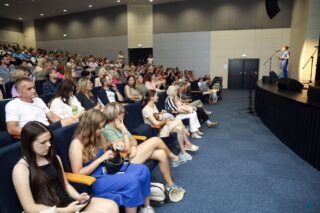 Magia Muzyki to spektakl taneczny, wokalny i instrumentalny przygotowany przez uczestników pracowni nauki gry na skrzypcach i pianinie, nauki śpiewu oraz tańca, prezentujący tegoroczne osiągnięcia uczestników wymienionych pracowni.