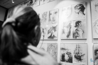 wystawa rysunków uczestników pracowni Trzy Kolory dkLapy.PL